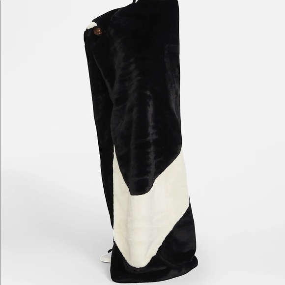 NIKE PLUSH FAUX FUR SWOOSH BLANKET - Picture 2 of 3